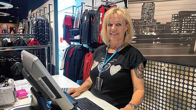 Angelika Jansen, Filialleiterin beim Bekleidungsgeschäft Mister Lady, freut sich über den neuen Kundenzustrom im Schwarzwald-Baar-Center.