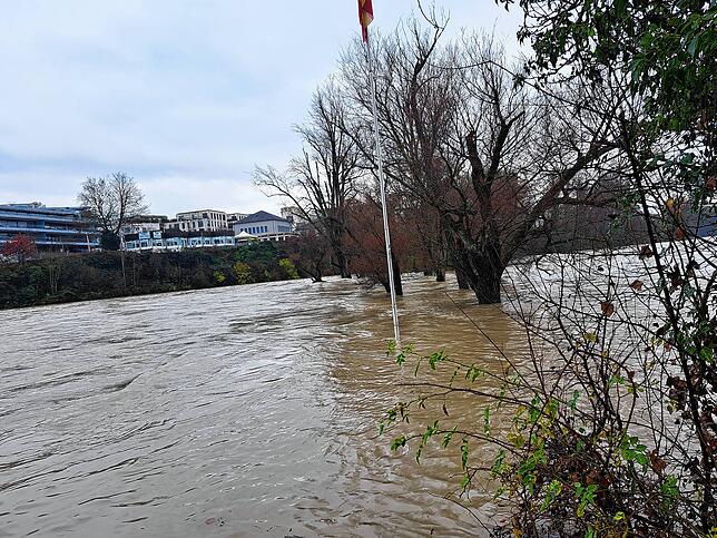 Hochwasser an der Alten Rheinbrücke in Rheinfelden am 13.12.2023.