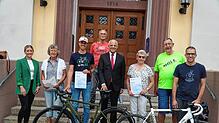 Jennifer Burger (von links), Heidi Wegner, Nathanael Pfefferle, Helmut Rapp, Bürgermeister Fritz Link, Friedel Fleig, Heinz Ruschinski, ...