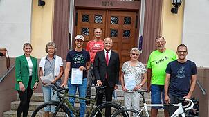 Jennifer Burger (von links), Heidi Wegner, Nathanael Pfefferle, Helmut Rapp, Bürgermeister Fritz Link, Friedel Fleig, Heinz Ruschinski, ...