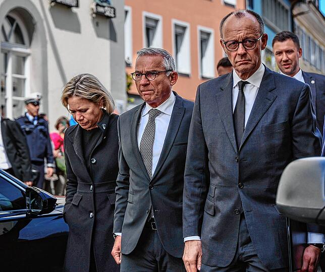CDU-Chef Friedrich Merz bei der Trauerfeier für Hans-Peter Repnik mit Thomas Strobl und dessen Frau Christine.