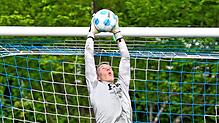 Hat ihn sicher: Diesen Ball parierte Tobias Geiger im Tor des FC Tiengen 08 souverän. Dennoch ging das Derby beim SV Weil am vergangenen ...