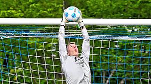 Hat ihn sicher: Diesen Ball parierte Tobias Geiger im Tor des FC Tiengen 08 souverän. Dennoch ging das Derby beim SV Weil am vergangenen ...