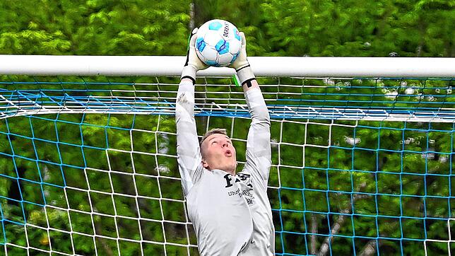Hat ihn sicher: Diesen Ball parierte Tobias Geiger im Tor des FC Tiengen 08 souverän. Dennoch ging das Derby beim SV Weil am vergangenen ...