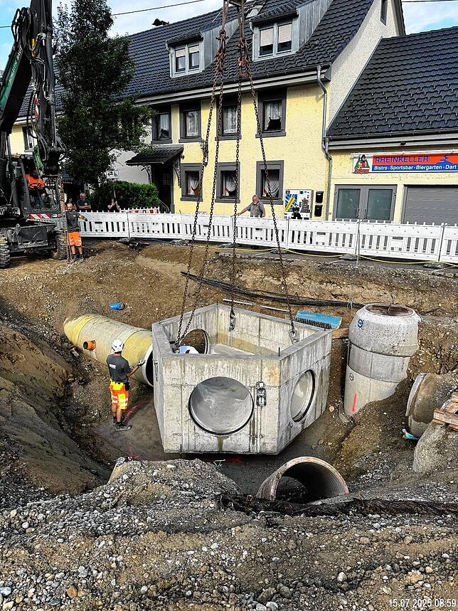 Ganz schön tief – die bis zu 1,1 Meter breiten Kanalrohre werden in fünf Metern Tiefe verlegt.