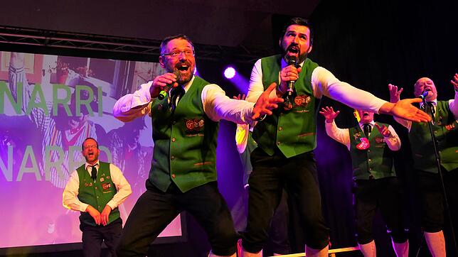 Zum Auftakt bringen Christoph Hofmaier (links) und Florian Käfer mit den Zunfträten als Backgroundchor die Stimmung zum Kochen. Bilder: ...