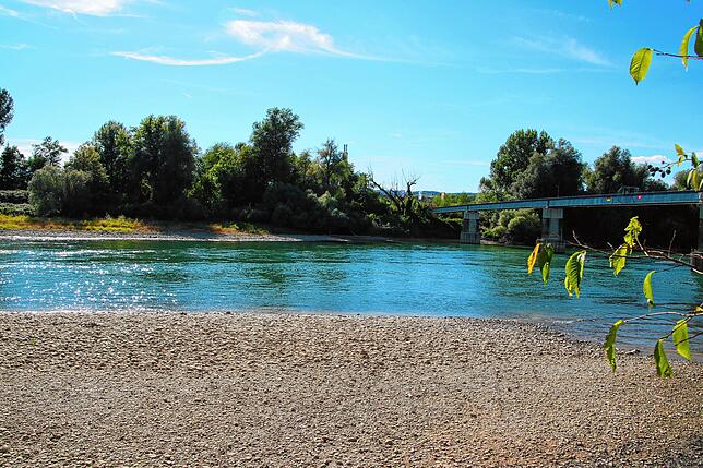Die breite Schotterbank bei der Rheinbrücke in Albbruck weist auf den niedrigen Wasserpegel hin.