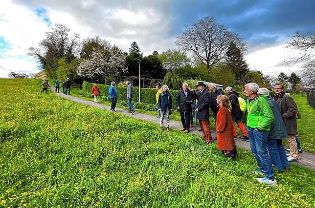Auch die untere Ecke westlich des Fußwegs zur Kapelle ist noch mit einbezogen. Der Weg selbst sollte nach den Planungsvarianten ...