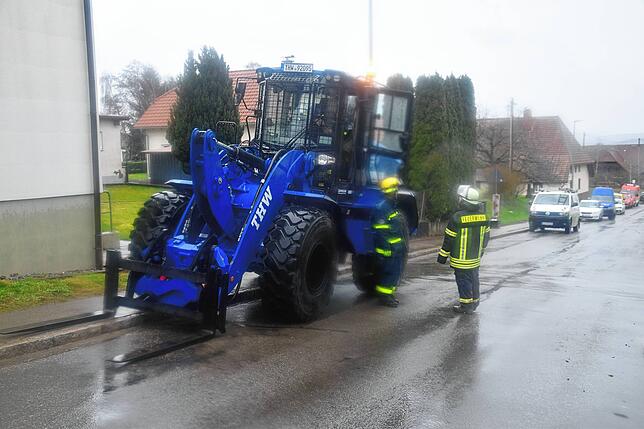 Auch das Technische Hilfswerk war mit schwerem Gerät vor Ort.