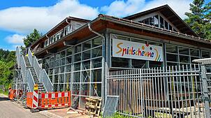An der Außenfassade der Unterkirnacher Spielscheune zeugt die neue Brandschutztreppe davon, dass hier für die Wiedereröffnung einiges ...