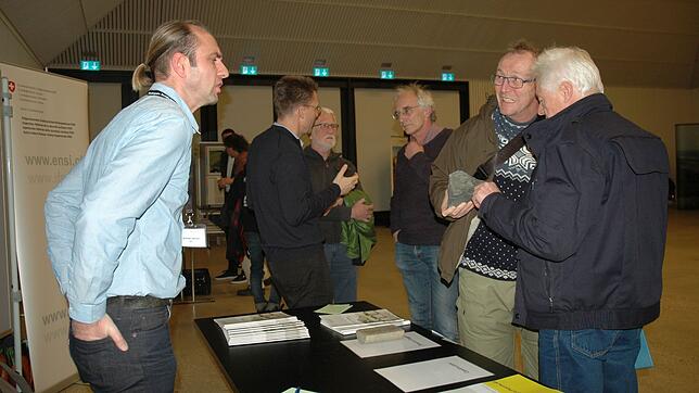 Die Besucher der Infoveranstaltung zum Atommüllendlager konnten sich in der Stadthalle in Laufenburg/CH bei den Fachleuten informieren.