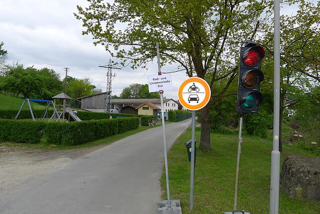 Die rote Ampel am westlichen Ausgang der Notstrecke für Linienbusse und Rettungsdienste mit dem Kinderspielplatz (links), zu dem Kinder ...