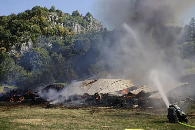 Bild 10: Bilder vom Brand eines Hof-Gebäudes auf dem Hohentwiel