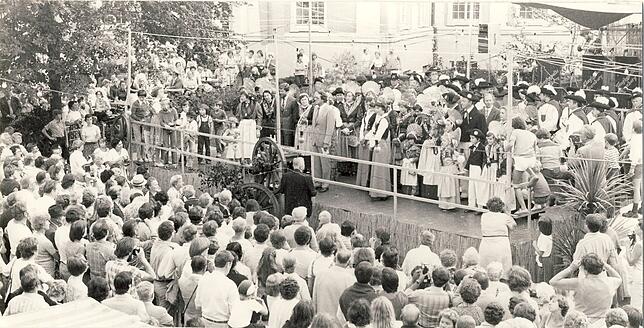 Bürgermeister Horst Eickmeyer hält beim Weinfest 1979 eine Rede. Mit ihm auf dem Podium stehen die Trachten und Musiker.