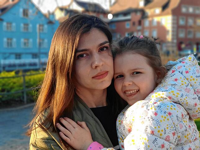 Die 32-jährige Anna aus Charkiw und ihre fünfjährige Tochter Sonja: Sie mussten bei der Flucht Sonjas Vater zurücklassen.