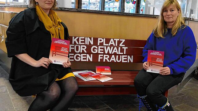 Ann-Dorothée Zühlke, Geschäftsführerin Frauen- und Kinderschutzhaus (links) und Anette Klaas, Gleichstellungsbeauftragte des Landkreises ...