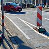 Dieses Foto entstand am Mittwoch, 15. Februar. Die Warnbake vertritt den links liegenden Poller &ndash; das Auto biegt vorschriftsmäßig ...