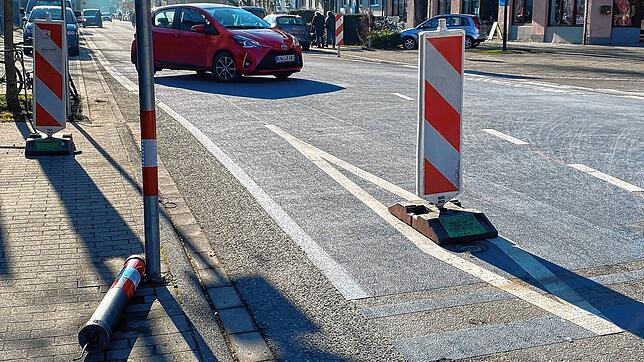 Dieses Foto entstand am Mittwoch, 15. Februar. Die Warnbake vertritt den links liegenden Poller &ndash; das Auto biegt vorschriftsmäßig ...