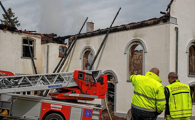 Bei der Brandbekämpfung kommen zwei Drehleitern aus Meßkirch und Pfullendorf zum Einsatz.