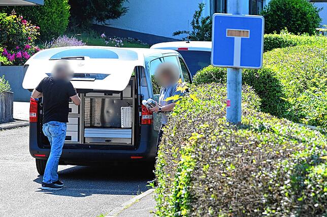 Polizisten und Fahrzeuge stehen vor dem Tatort in Albstadt.