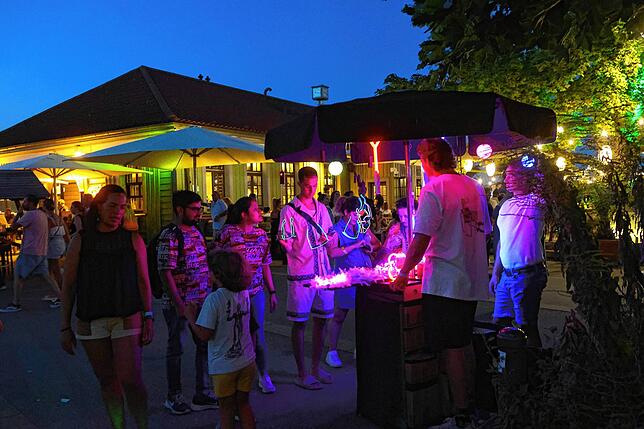 Bild 32: Seenachtfest 2024: Bald beginnt das große Feuerwerk und die Besucher strömen ans Bodenseeufer