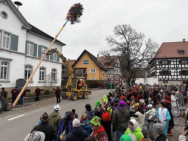 Bild 10: Katzenzunft und zahlreiche Gäste feiern im Dorf