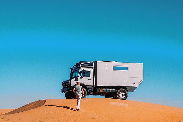 Ein Zuhause auf vier Rädern: Der mogX basiert auf einem Mercedes Unimog und ist für extreme Bedingungen gebaut – etwa für Touren durch ...