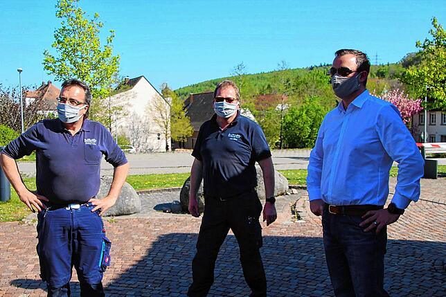 Die Hausmeister Otmar Keller (von links) und Max Götz sowie Bürgermeister Markus Keller tragen auch Schutzmasken.