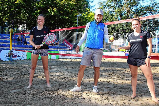 Charlize Hummel aus Reutlingen (links) und Nele Unholz aus Ladenburg, die das Premieren-Match im Beach-Tennis nicht nur bestritten, ...