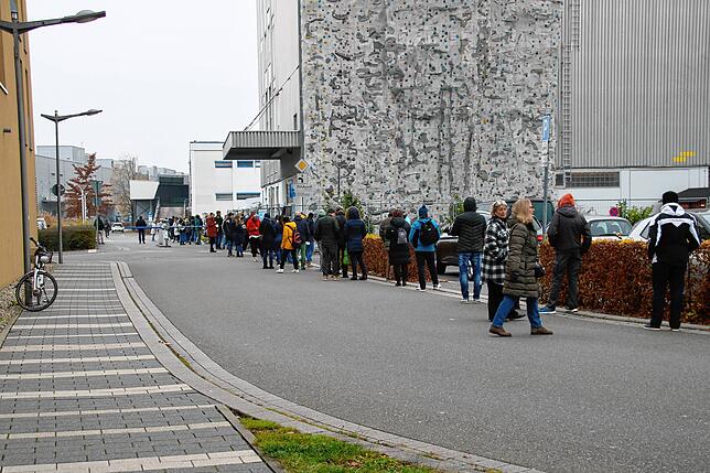 Bild 2: Lange Schlange am Gemeindeimpftag: Vor dem Milchwerk sammeln sich zahlreiche Impfwillige