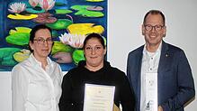 Christa Riffler (von links) vom DRK-Ortsverband Stockach dankte im Namen des DRK Svenja Wächter für ihre zehnmalige Spendenbereitschaft, ...