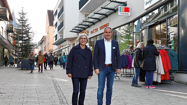 Die neue Wirtschaftsförderin Margot Fritz mit Schopfheims Bürgermeister Dirk Harscher. Die 54-Jährige stammt aus Hausen im Wiesental. ...