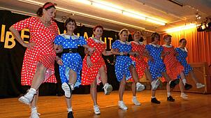 Die Linedance-Gruppe von Ritva Maier (Vierte von links) bei ihrer Tanzeinlage an der Wiiberfasnacht im Saal unter der Kirche in Jestetten.