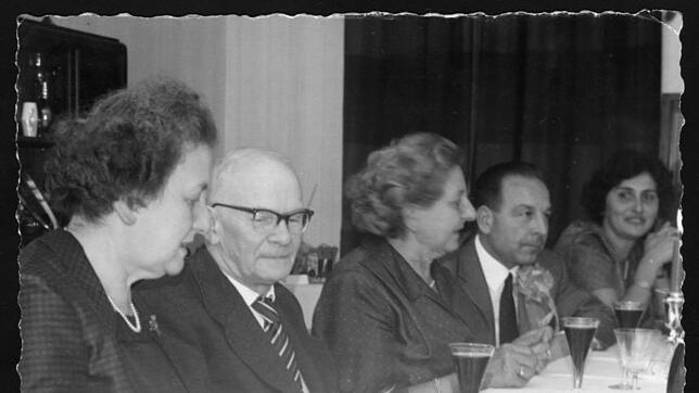 Ein Foto aus einer privaten Sammlung ist eines der wenigen Fotos, die von Carl Oscar Walser (1888-1974, Zweiter von links) existieren: ...