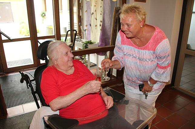 Margarete Mülherr (links) stößt mit Heimleiterin Evelin Lehmann auf den Baustart an. Die 85-Jährige ist eine von derzeit 64 Bewohnern ...