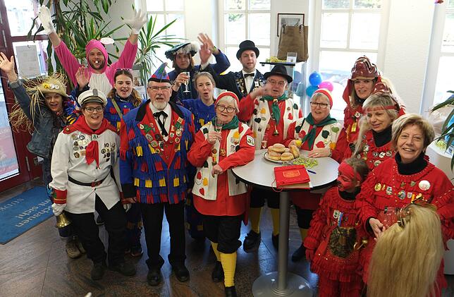 Gruppenbild der Narrengesellschaft Hödingen, Trole Hohenbodman, und Überlinger Löwen.