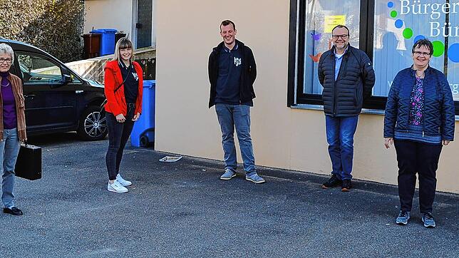 Sie organisieren den Einkaufsdienst in Corona-Zeiten in Niedereschach: Auf Abstand, wie es sich gehört, Angelika Müller (von links), ...