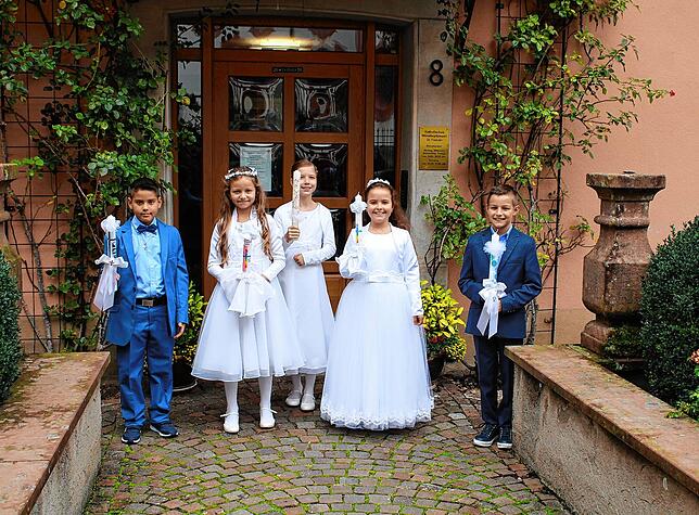 Fünf Kinder der Pfarrei Wallbach feierten am Sonntag ihre Erstkommunion. Angeführt vom Musikverein Wallbach schritten die ...