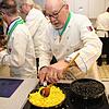Zum 500. Kochabend zweierlei Spätzle: Roland Besch gibt den goldgelben Spätzle in der Pfanne den letzten geschmacklichen Schliff. Die ...