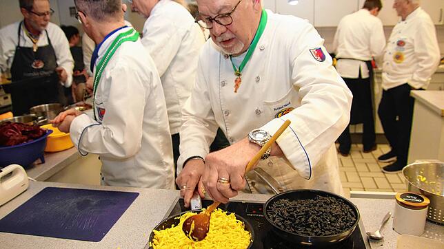 Zum 500. Kochabend zweierlei Spätzle: Roland Besch gibt den goldgelben Spätzle in der Pfanne den letzten geschmacklichen Schliff. Die ...