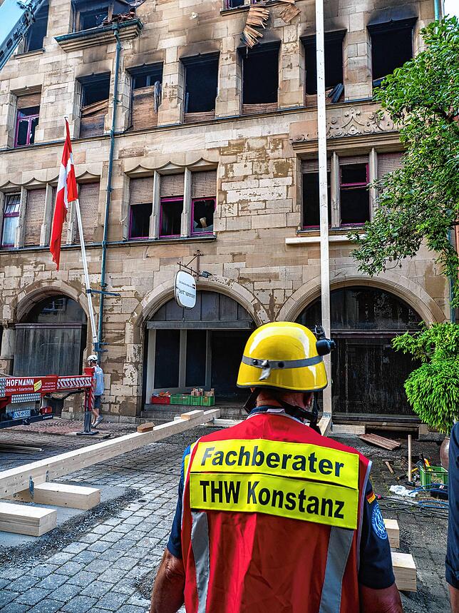 Bild 2: Die dritte Nacht des Konstanzer Großbrands: Immer wieder muss die Feuerwehr ran