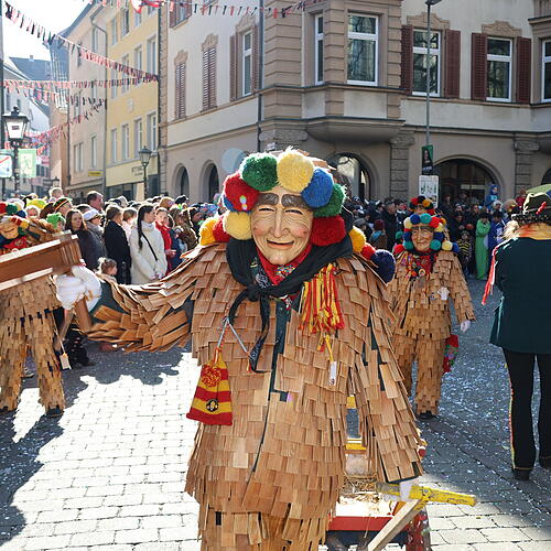 Großer Fasnachtsumzug in Konstanz 2025. Mit ihren Rätschen machen die eleganten Schopfschrat Konstanz richtig Lärm. 
Bild: Oliver Hanser
