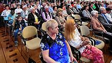 Das Publikum blickt zur Bühne und genießt das Jubiläumsprogramm: eine musikalische Zeitreise auf höchstem Niveau, kombiniert mit einem ...