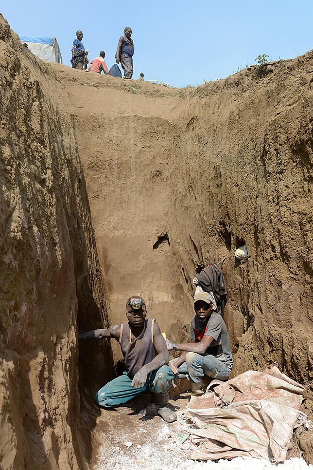 Auch der Abbau des Metalls Coltan erfolgt im Kongo teilweise unter unmenschlichen Bedingungen in Erdlöchern.