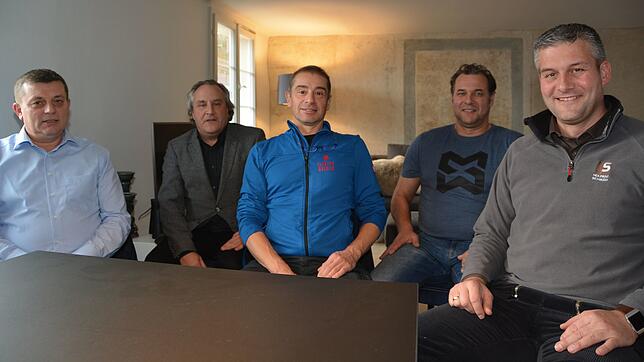 Die Handwerksmeister Johann Philip, Markus Waibel, Gregor Dreher, Klaus-Peter Pfau und Sebastian Schmäh (von links) im Wohnzimmer des ...