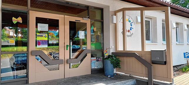 Die marode Eingangstür des evangelischen Kindergartens „Regenbogen“ entspricht den aktuellen Anforderungen nicht mehr. Auch ...