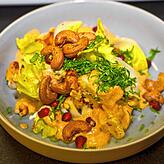 So sieht die Vorspeise des Drei-Gänge-Menüs aus: Tandoori-Blumenkohl mit Salat, Granatapfel, Staudensellerie, Cashews und Koriander.