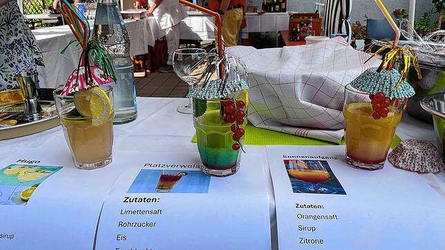 Kreative Cocktailbar beim Sommerfest: die schönen Seiten des Sommers im Christoph-Blumhardt-Haus in Königsfeld. Bilder: Ina ...
