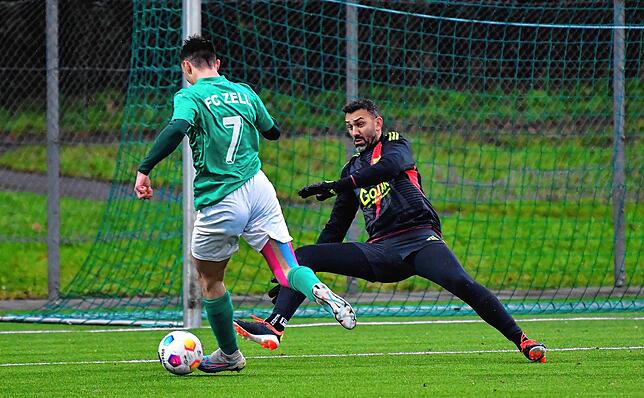 Auftakt zum Schützenfest: Michael Kuttler auf dem Weg zum 1:0 für den FC Zell beim 7:0-Kantersieg im Pokal beim SV Blau-Weiß Murg.