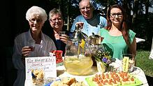 Der Kneippverein lädt beim Bücherstüble neben dem Kurgarten zu Sommerschorle und kleinen Häppchen ein. Im Bild (von links) Ingrid ...